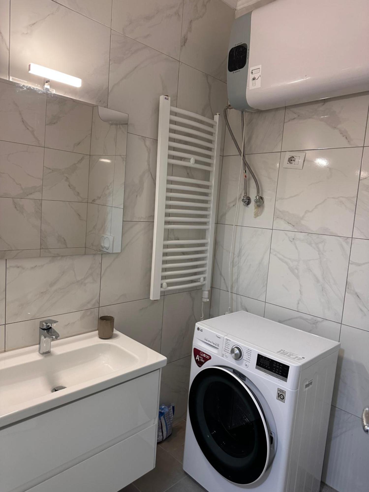 Spacious 2-Bedroom Apartment Near Center Tirana Kültér fotó